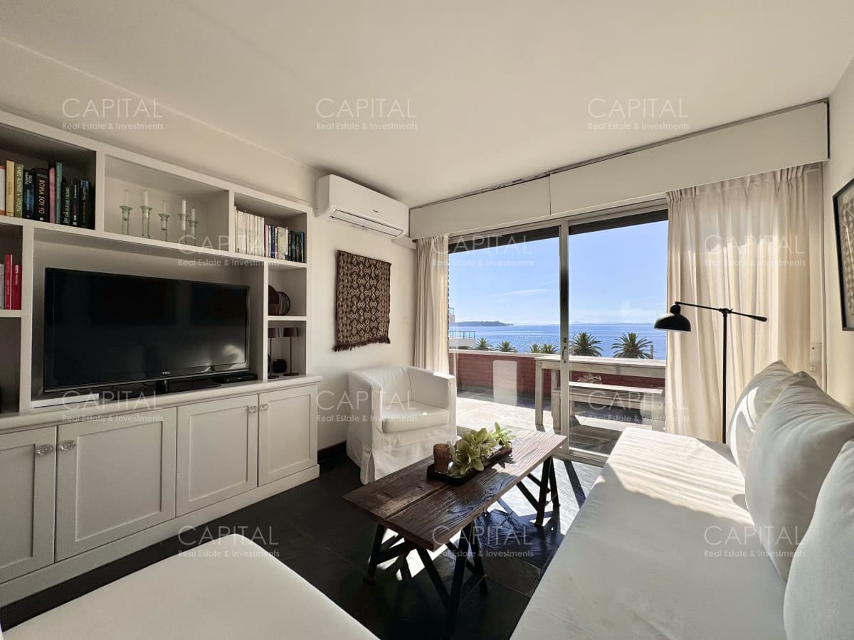 Apartamento de tres dormitorios en venta, Primera Linea Playa Mansa, Punta del Este.