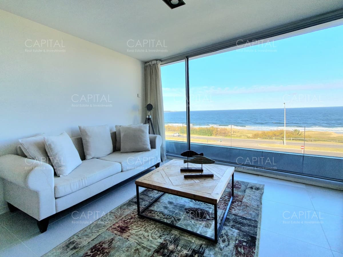 Venta Departamento Primera Línea dos dormitorios y dependencia de servicio en Playa Mansa Punta del Este