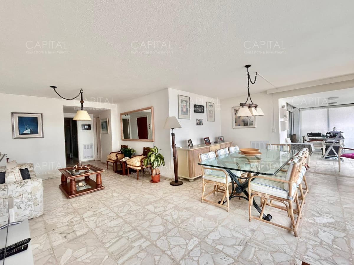 Apartamento en venta con muy buena vista a Playa Mansa.