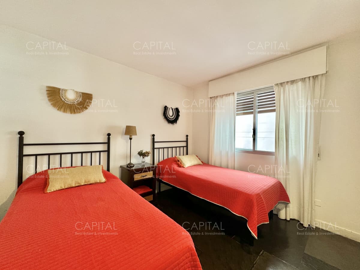 Apartamento de tres dormitorios en venta, Primera Linea Playa Mansa, Punta del Este.