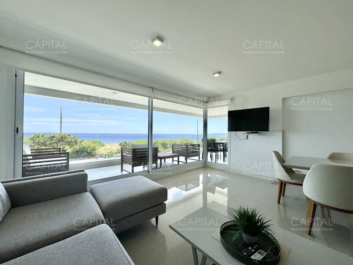 Apartamento de tres domritorios en venta en primera linea de Playa Mansa Punta del Este