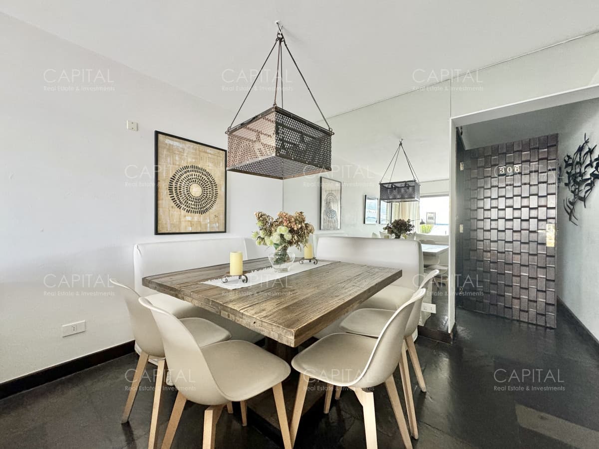 Apartamento de tres dormitorios en venta, Primera Linea Playa Mansa, Punta del Este.