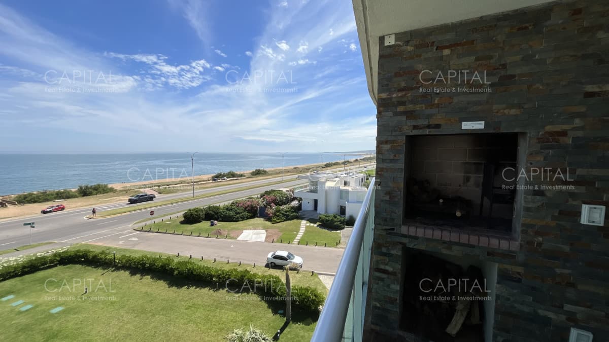 Apartamento de un dormitorio y medio en alquiler temporal, frente al mar en playa mansa.