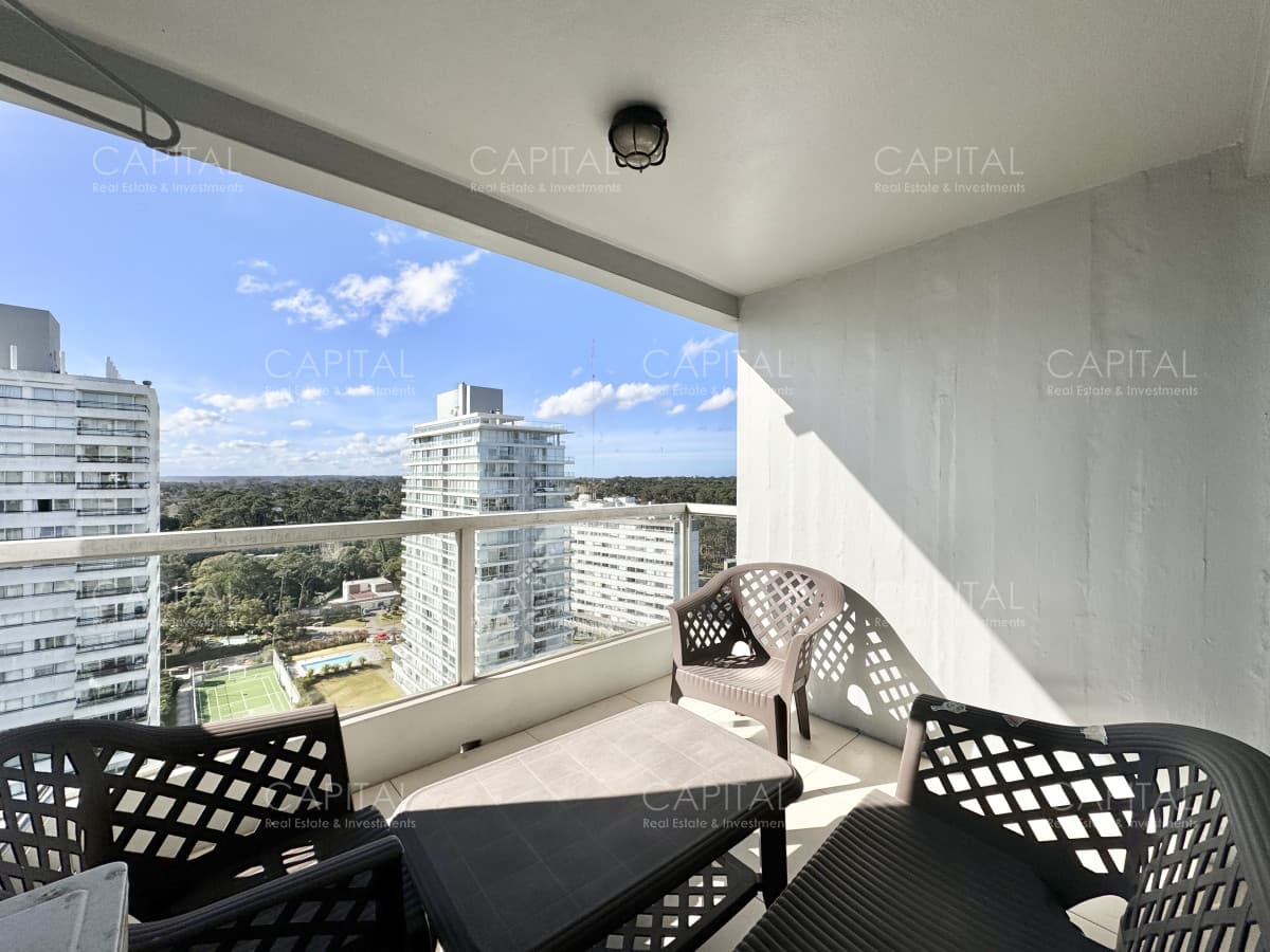 Apartamento En Venta en Punta del Este Avda. Roosevelt Reciclado