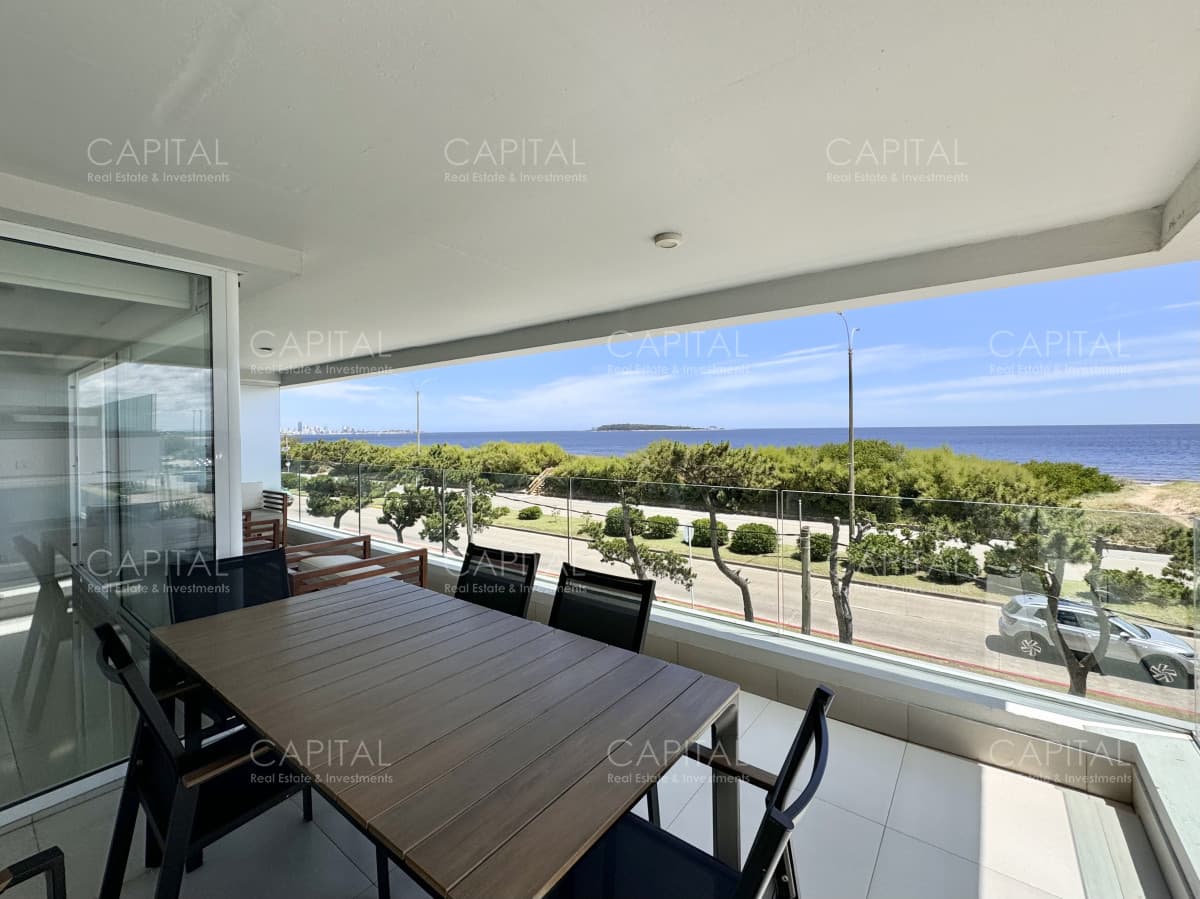 Apartamento de tres domritorios en venta en primera linea de Playa Mansa Punta del Este