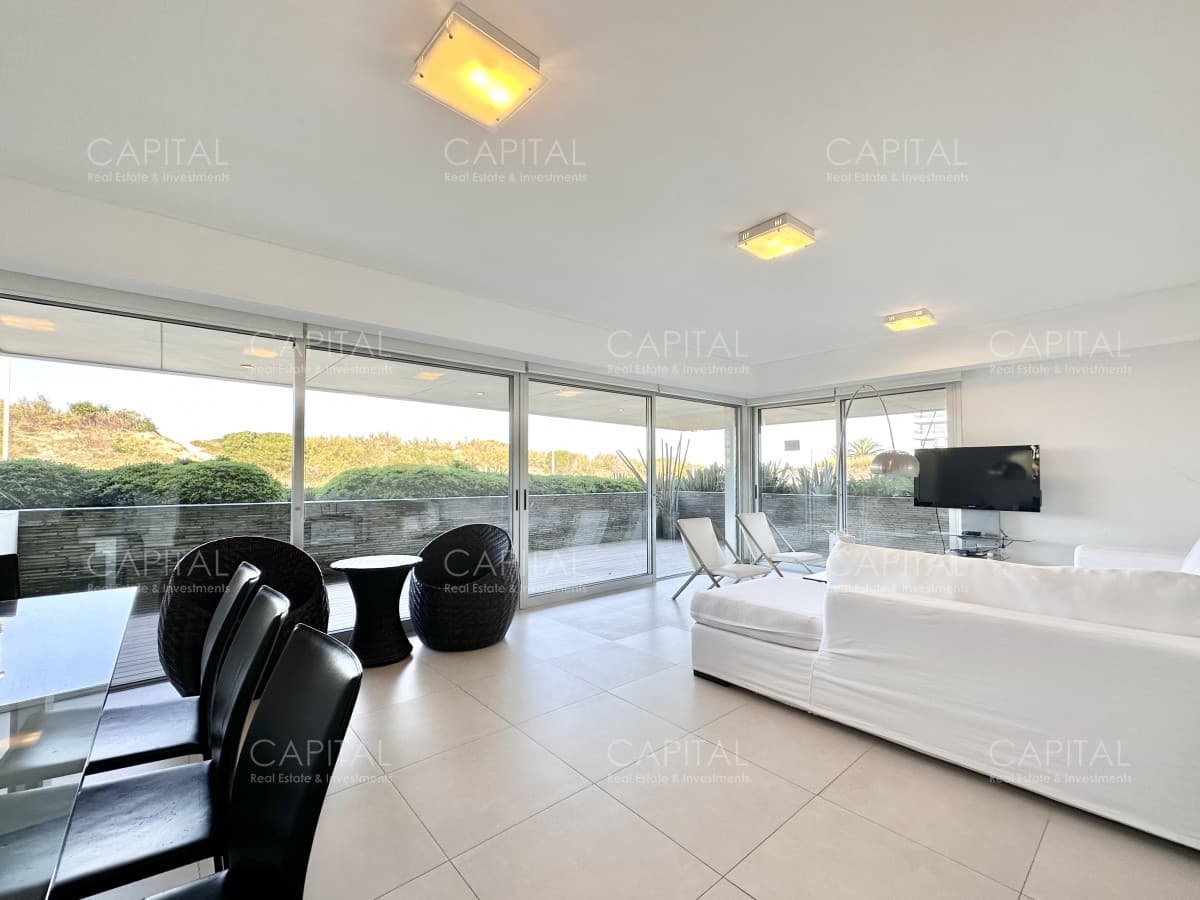 Apartamento de dos dormitorios con parillero en venta, Playa brava