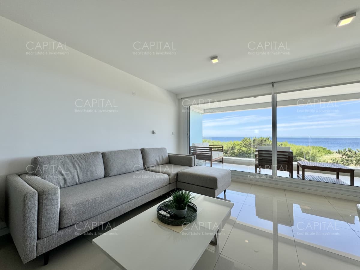 Apartamento de tres domritorios en venta en primera linea de Playa Mansa Punta del Este