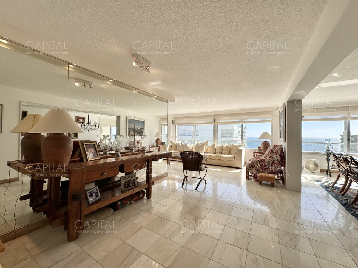Apartamento de tres dormitorios y dependencia en venta, Playa Mansa, Punta del Este.