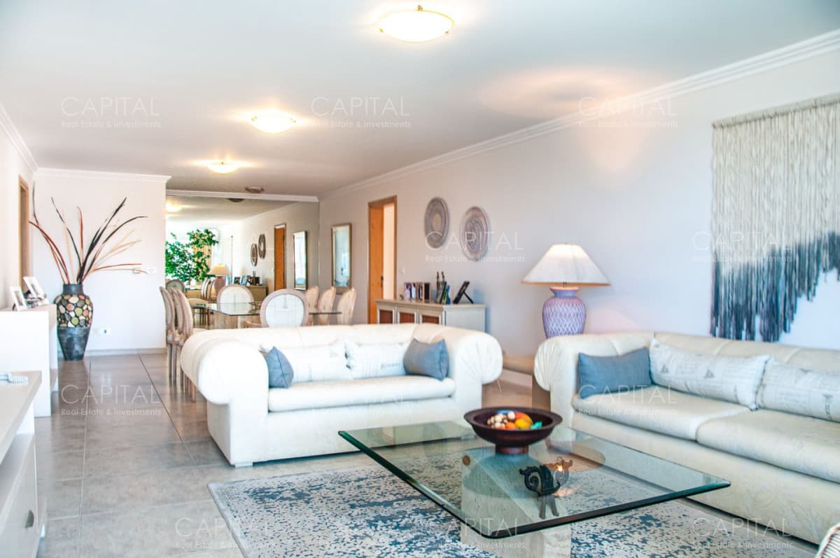 Apartamento de Tres Dormitorios Frente a Playa Brava