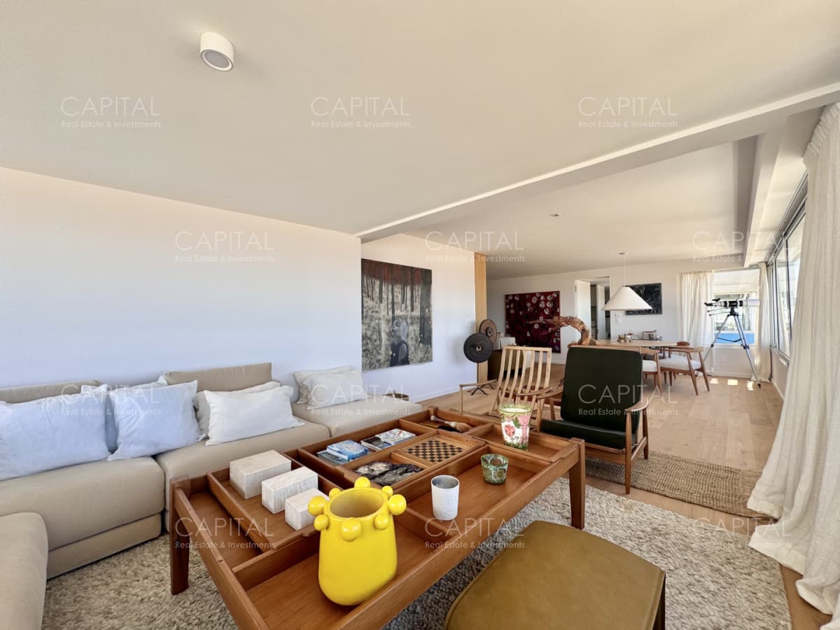 Apartamento reciclado de tres dormitorios en primera linea del mar, Playa Brava, Punta del Este.