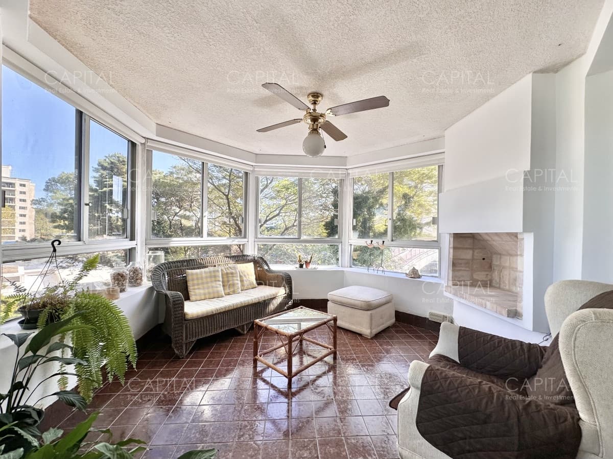 Apartamento de tres dormitorios y dependencia en venta Punta del Este