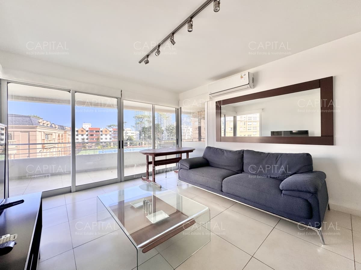 Apartamento de tres dormitorios en venta, Playa Mansa, Punta del Este.