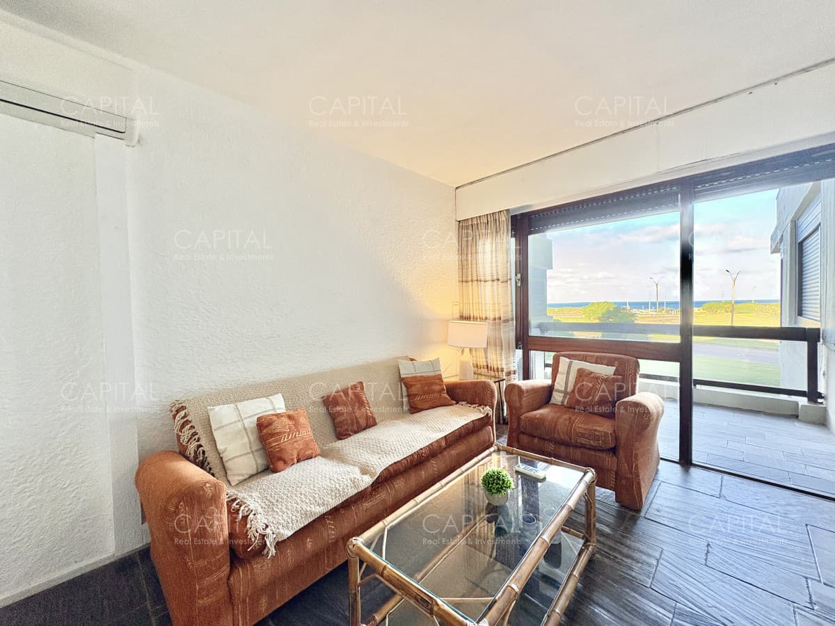 Apartamento reciclado de dos dormitorios frente al mar en Playa Brava en venta