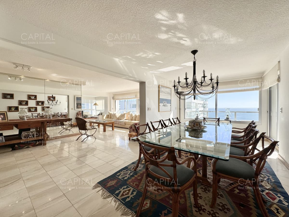 Apartamento de tres dormitorios y dependencia en venta, Playa Mansa, Punta del Este.