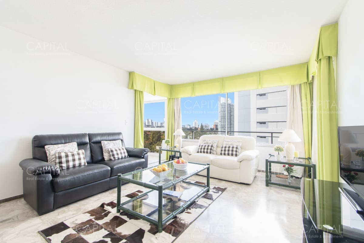 Apartamento con vista al mar en venta en Playa Mansa.