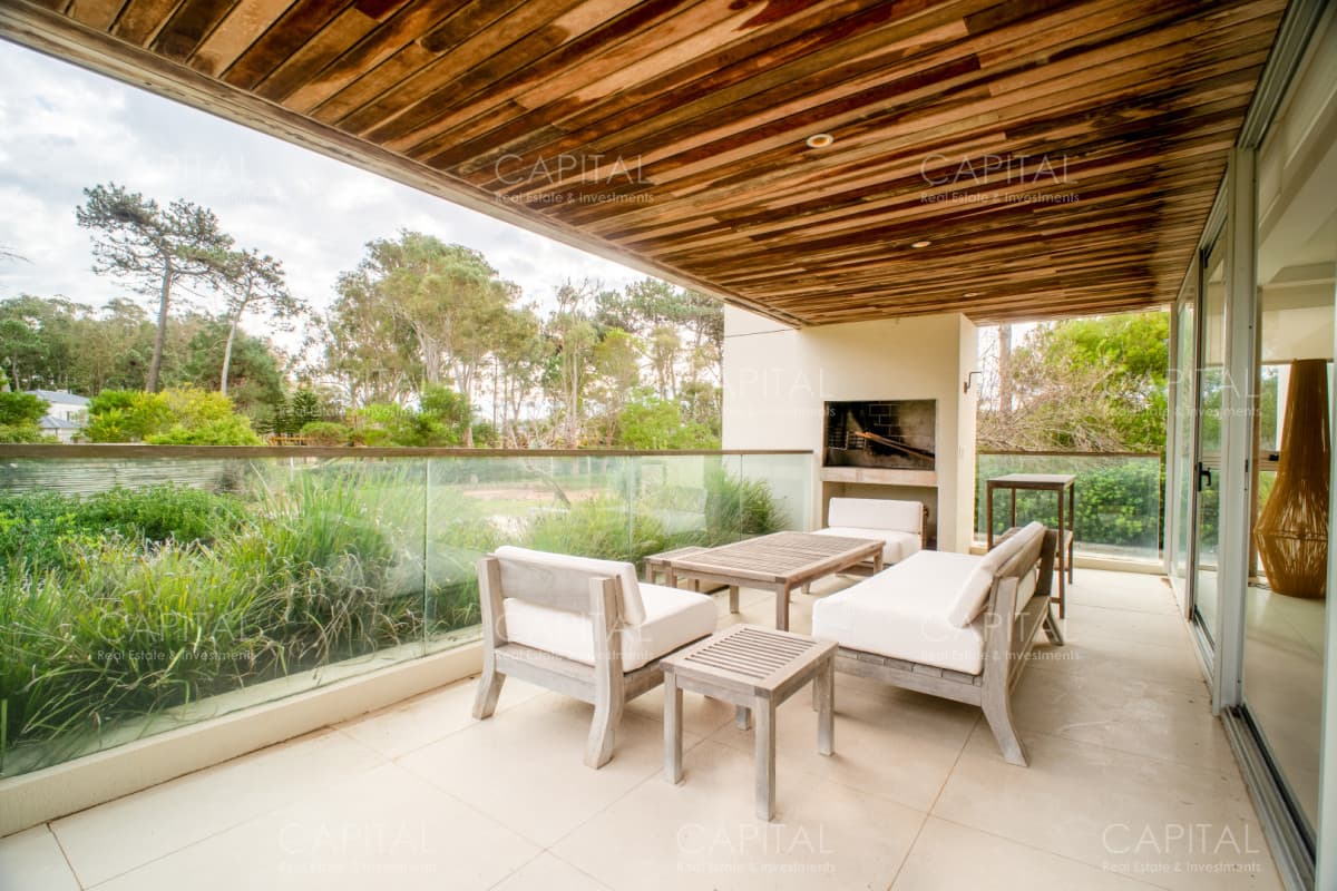 Manantiales 2 dormitorios y dependencia con parrillero a pasos del mar