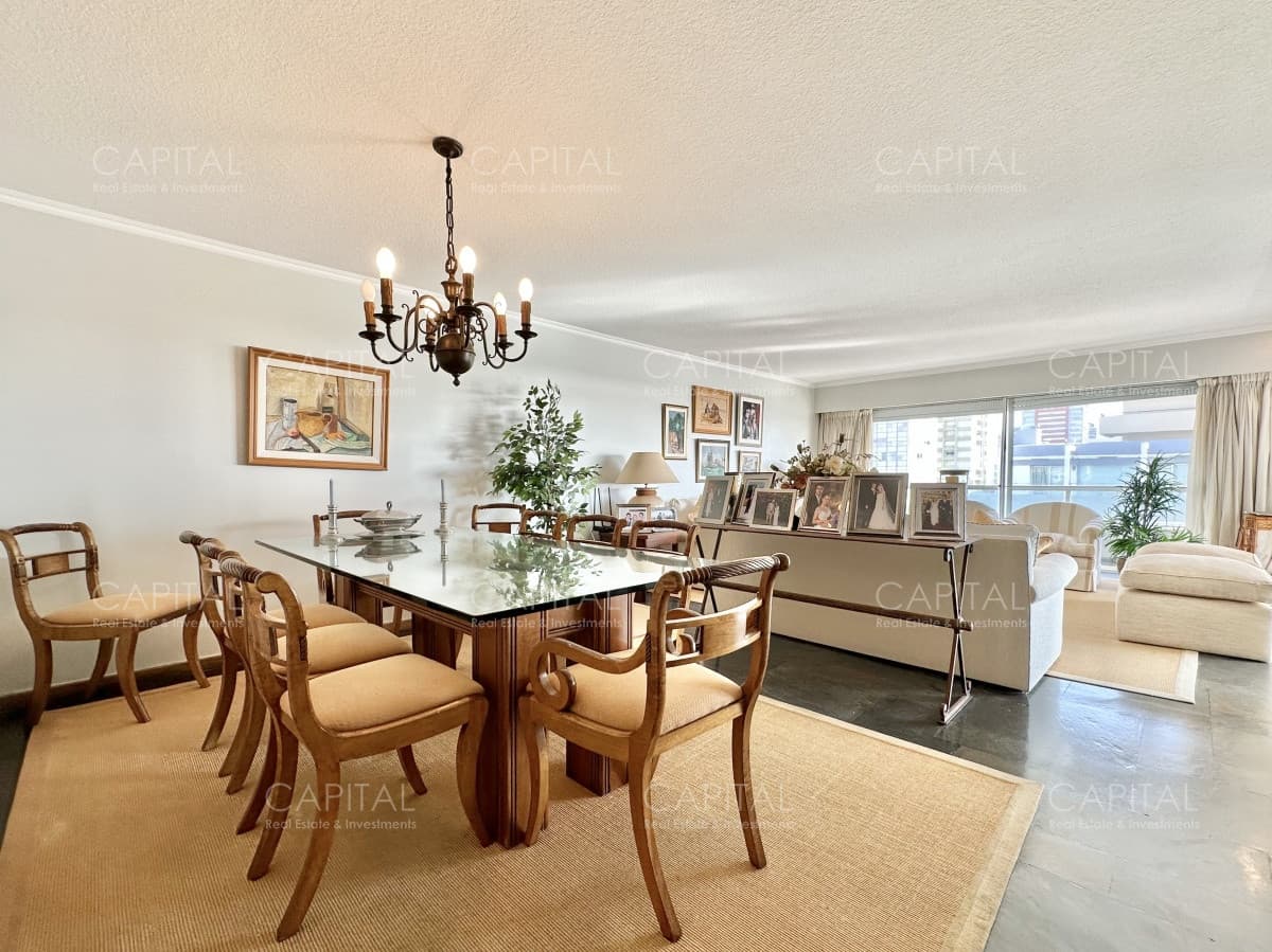 Apartamento de tres dormitorios y de dependencia de servicio, Puerto de Punta del Este.