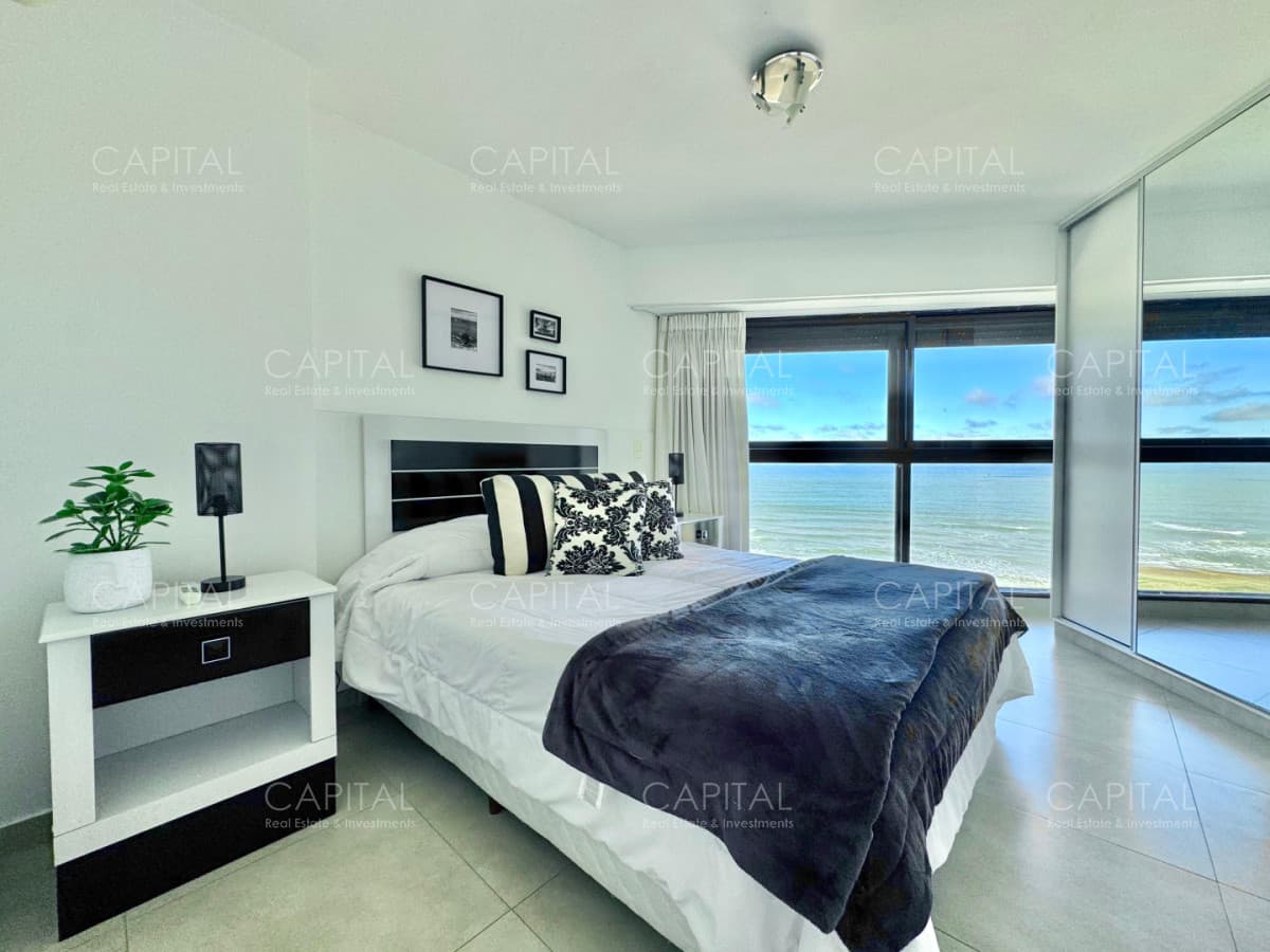 Apartamento en venta en Playa Brava frente al mar.