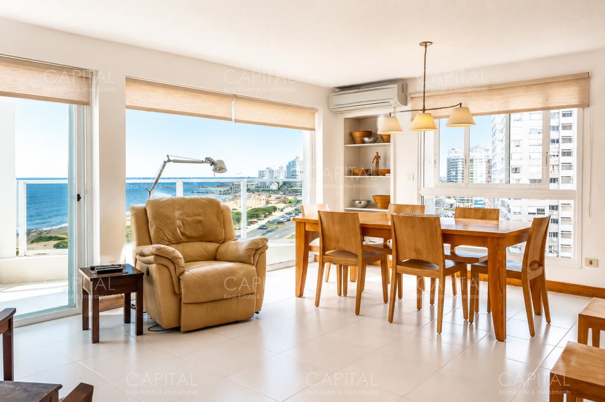 Excelente penthouse frente a Playa Brava primeras paradas