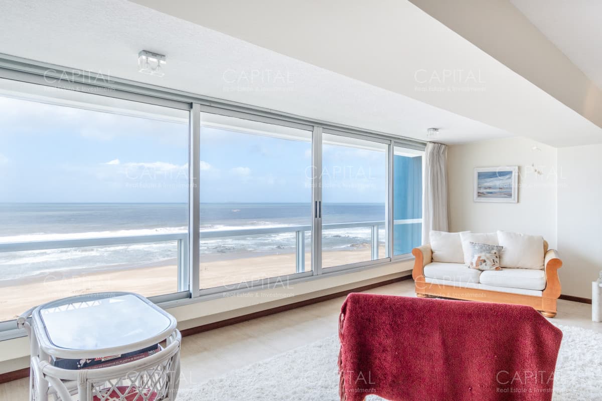 Venta de amplio apartamento sobre playa Brava íntegramente reciclado