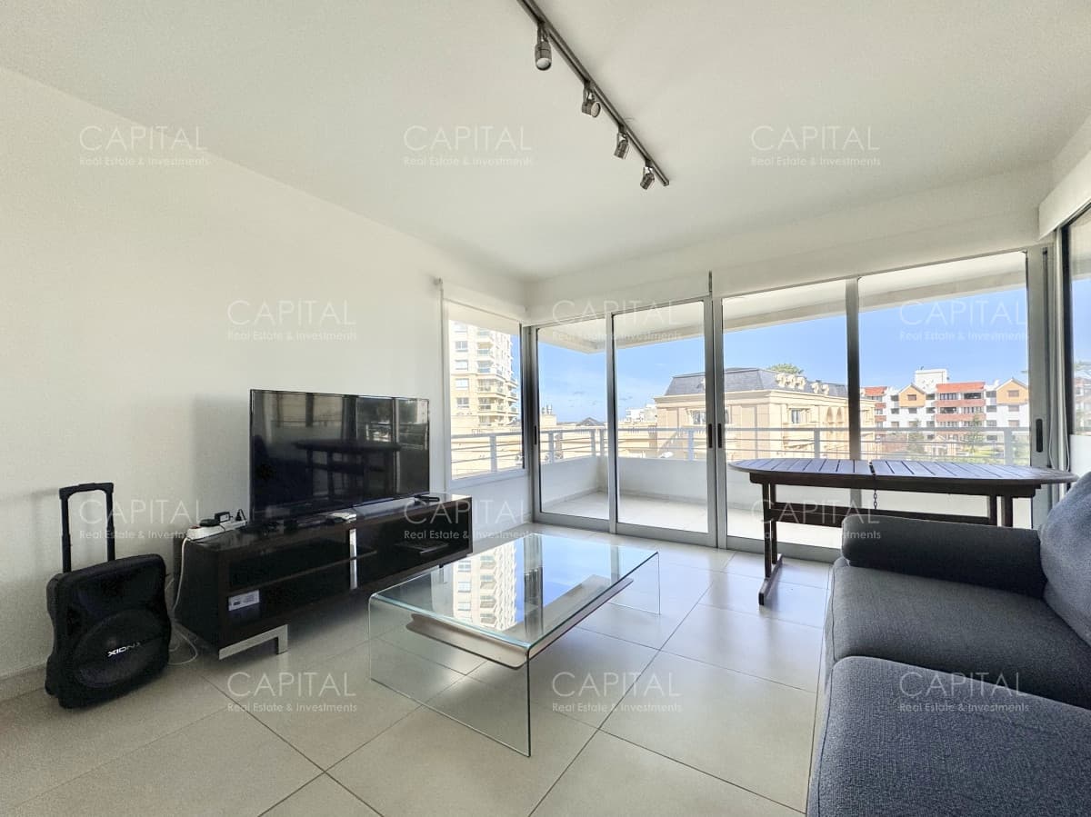 Apartamento de tres dormitorios en venta, Playa Mansa, Punta del Este.