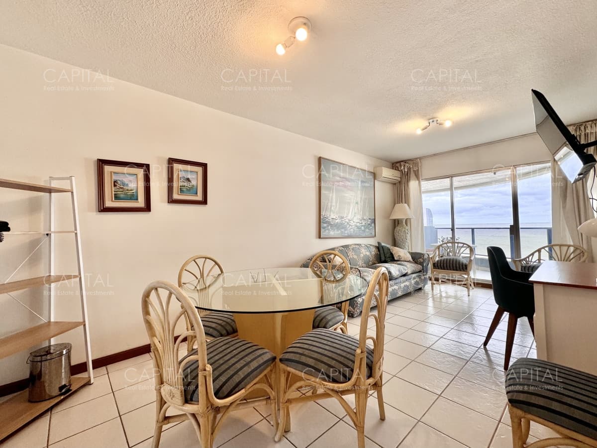 Apartamento de dos dormitorios en venta con vista al mar y parrillero propio. Punta del Este