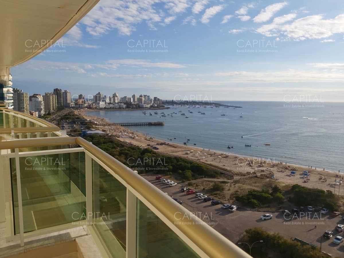 Venta de apartamento tres dormitorios sobre playa Mansa en inmejorable ubicación