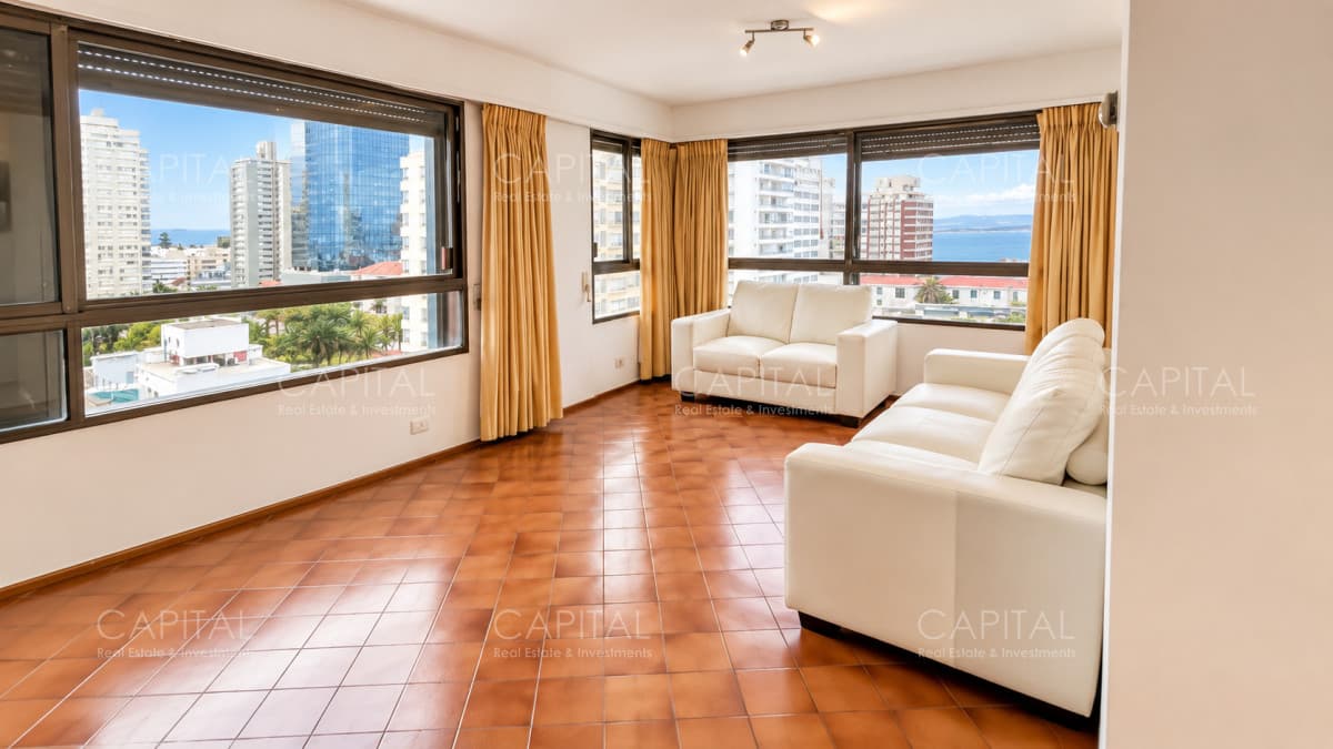 Apartamento en venta en Península, Punta del Este, ubicado a 100 metros del mar.