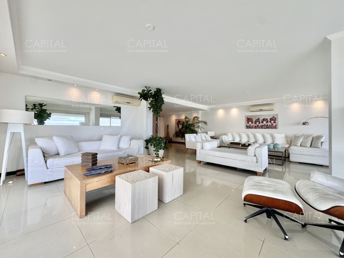 Apartamento de tres suites y dependencia en Torre Lobos en Venta