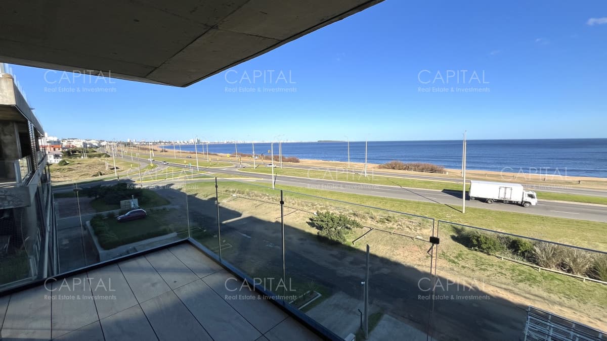 Apartamento en venta de 3 dormitorios en Playa Mansa frente al mar