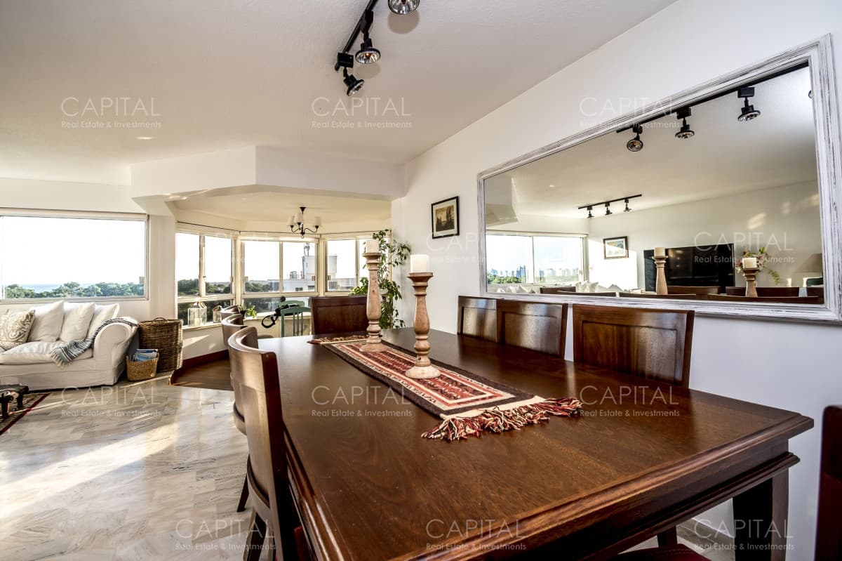 Apartamento de Tres Dormitorios en Venta - Roosevelt