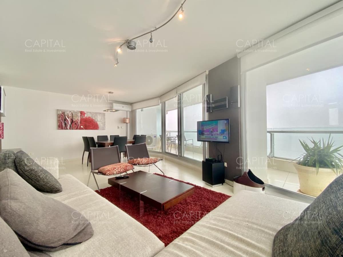 Apartamento de tres suites y dependencia con vista al mar Punta del Este.