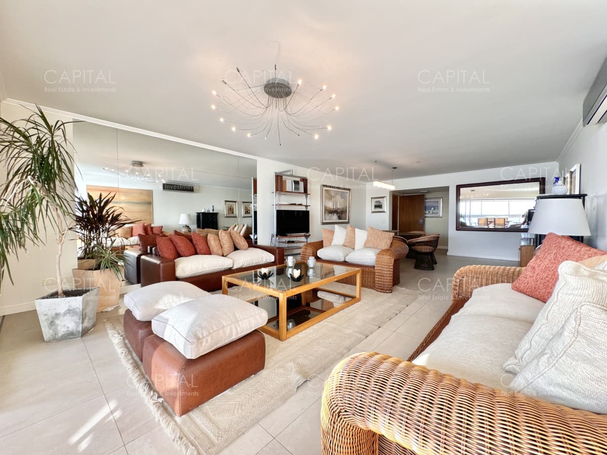 Apartamento en venta de tres dormitorios y dependencia en Playa Mansa, Punta del Este