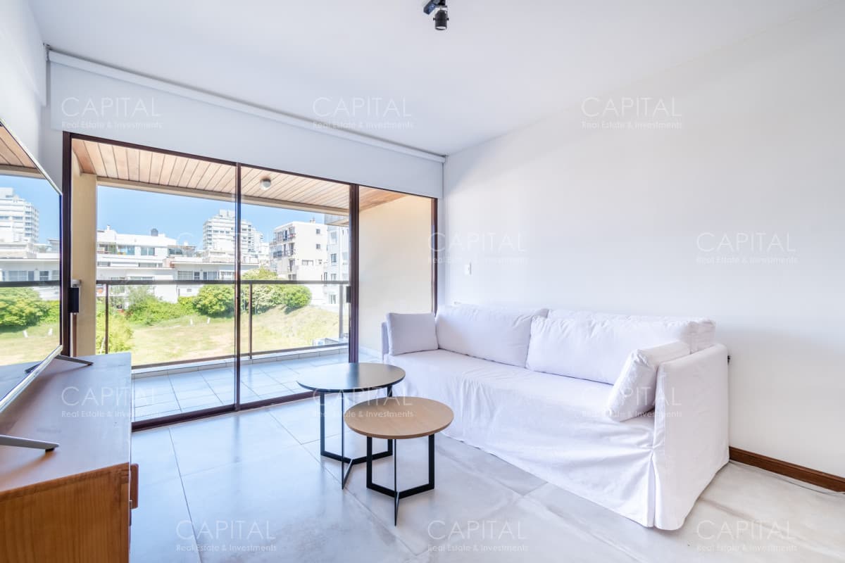 Apartamento en venta en Península de Punta del Este + dos dormitorios y vista lateral al Mar