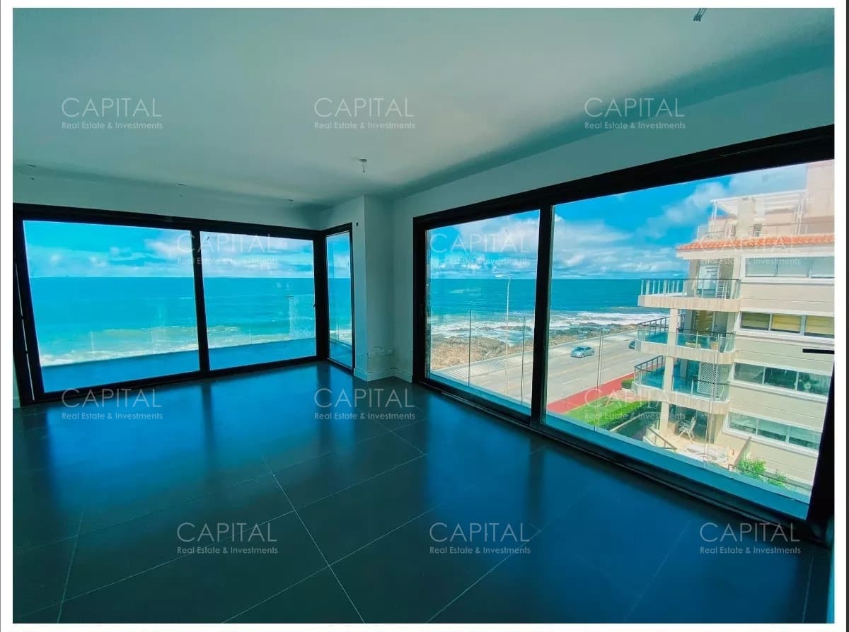 Apartamento frente al mar de tres dormitorios en Penisnula de Punta del este