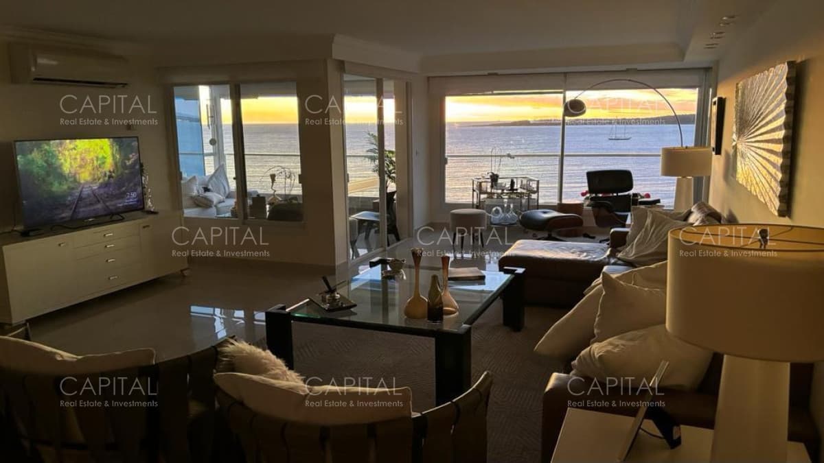 Apartamento en Venta de 3 dormitorios y dependencia en Playa Mansa, Punta del Este