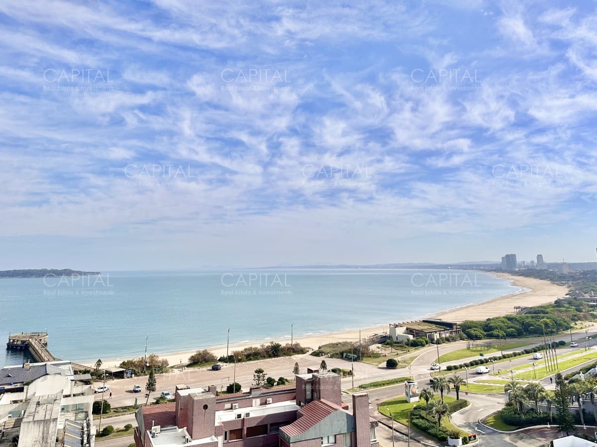 Apartamento de tres dormitorios con vista al mar en venta, Punta del Este.