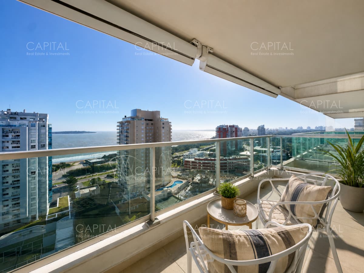 Apartamento en Venta 2 dormitorios, en Playa Mansa con vista al mar