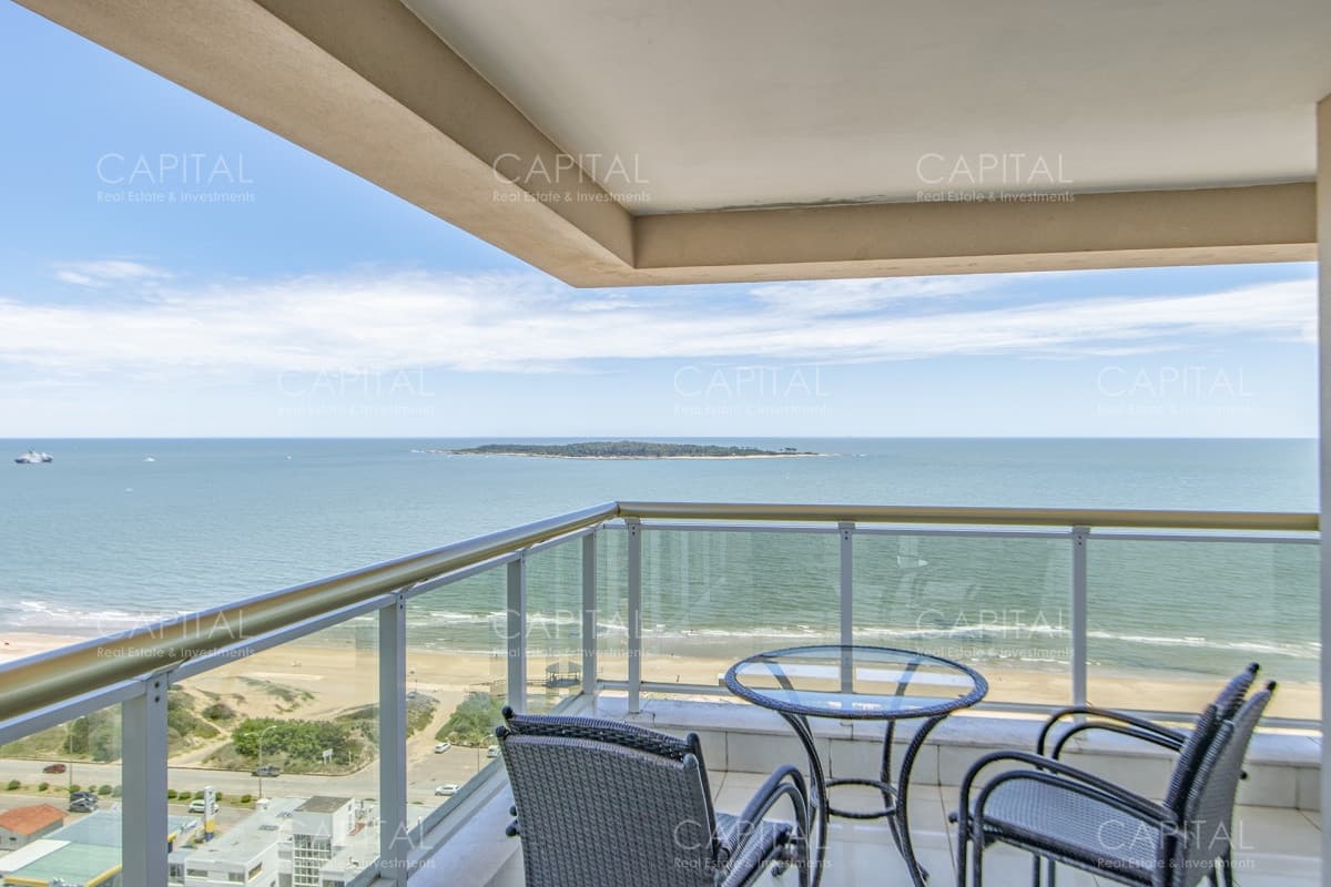 Apartamento en Le Jardin de tres dormitorios y dependencia de servicio en Venta Punta del Este en venta