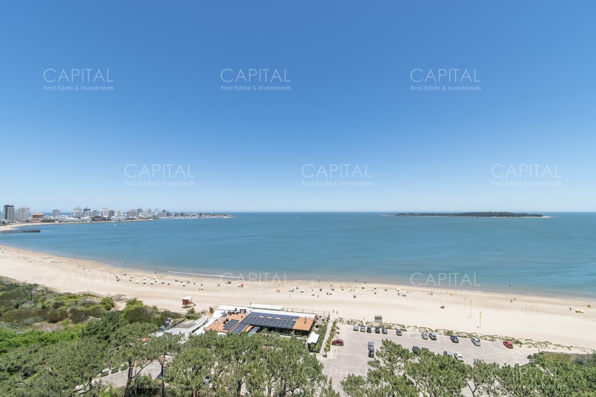 Imarangatu de dos dormitorios y dependencia frente al mar en venta Punta del Este.