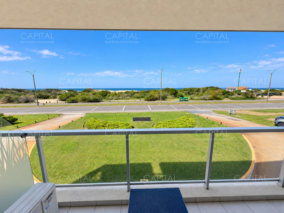 Apartamento de tres dormitorios en suite en primera línea de Playa Brava