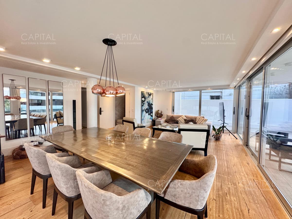 Apartamento en Venta Frente al Mar Punta del Este Cuatro dormitorios