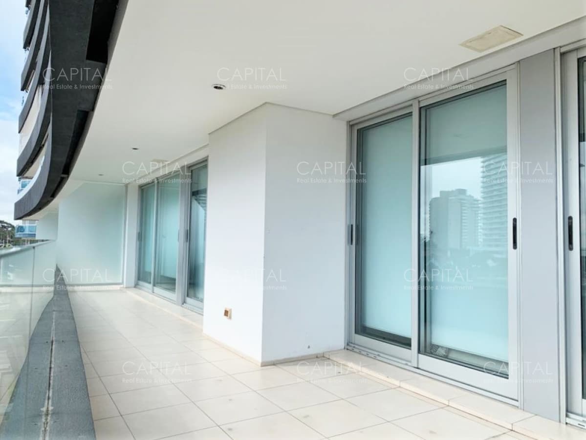 Apartamento de tres dormitorios, edificio con buenos servicios.