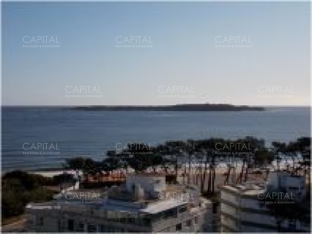 Apartamento en venta y alquiler temporario de tres dormitorios en primera fila de Playa Mansa