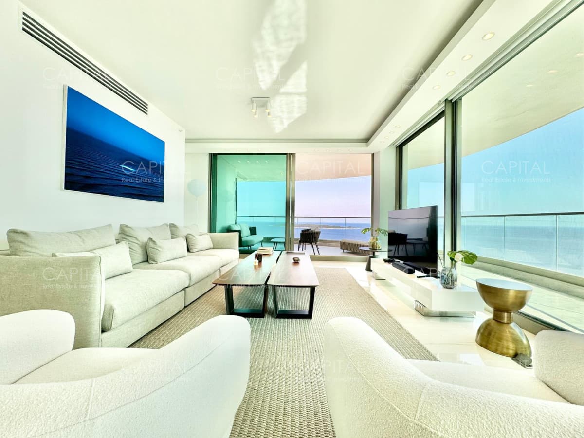 Apartamento esquinero en Fendi, Playa Mansa, Punta del este