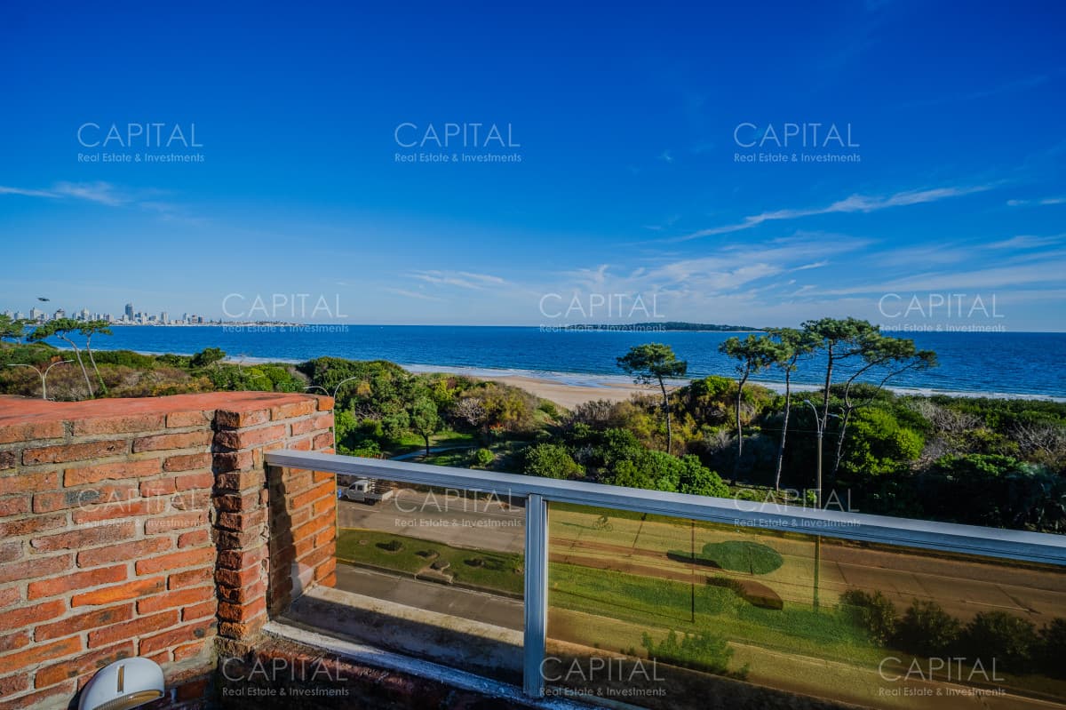 Penthouse de 3 dormitorios  y servicio  en primera linea Playa Mansa