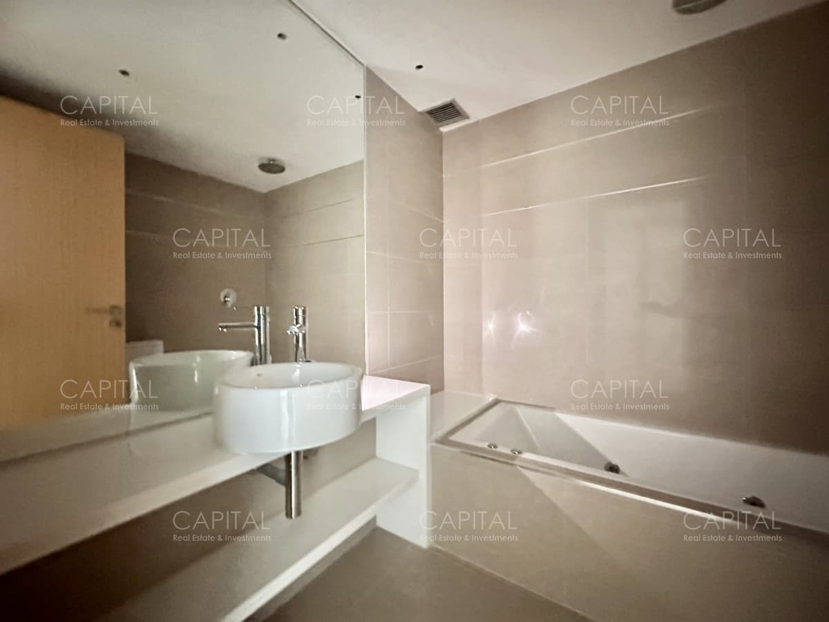 Apartamento de tres dormitorios con vista al mar en venta, Punta del Este.