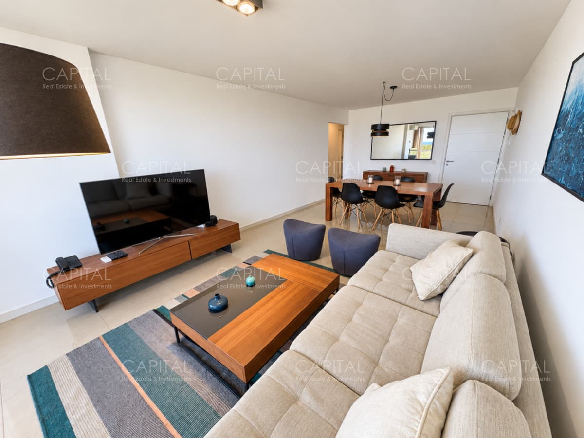 Apartamento de tres dormitorios en suite en primera línea de Playa Brava