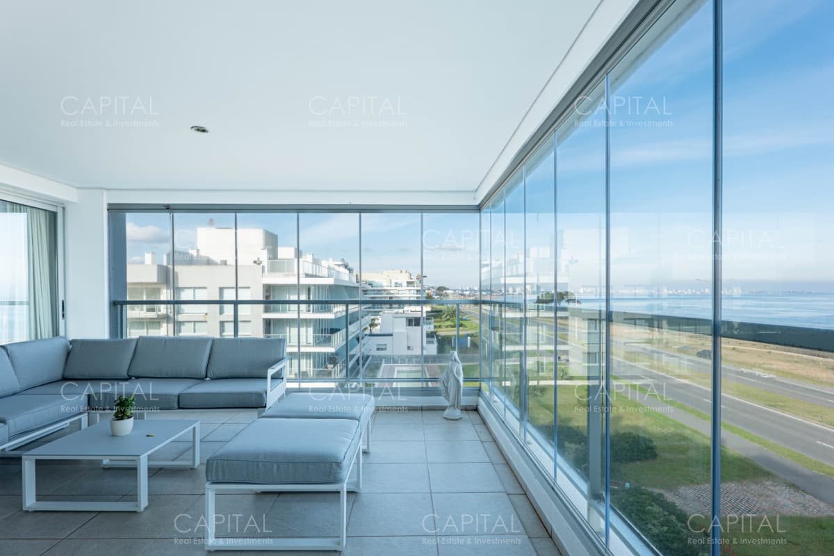 Penthouse Semipiso en Primera Línea Frente al Atardecer de Playa Mansa
