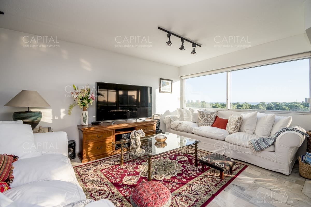 Apartamento de Tres Dormitorios en Venta - Roosevelt